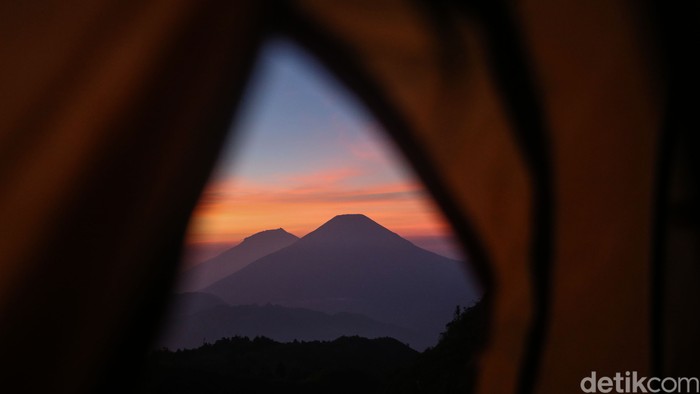Lansekap Gunung Sindoro dan Gunung Sumbing terlihat sangat mempesona dari Gunung Prau. Momen matahari terbit pun seakan membuat nuansa menjadi romantis