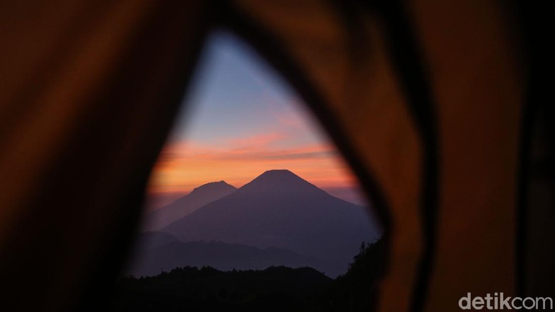 Lansekap Gunung Sindoro dan Gunung Sumbing terlihat sangat mempesona dari Gunung Prau. Momen matahari terbit pun seakan membuat nuansa menjadi romantis