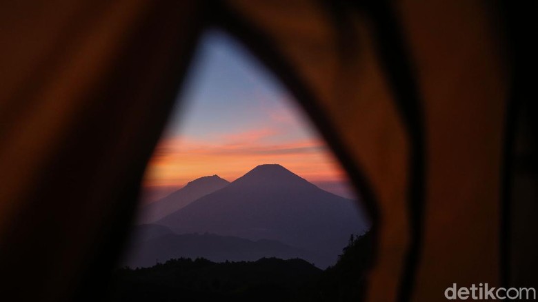 Menikmati Sunrise yang Mempesona Dari Prau Lansekap Gunung Sindoro dan Gunung Sumbing terlihat sangat mempesona dari Gunung Prau. Momen matahari terbit pun seakan membuat nuansa menjadi romantis