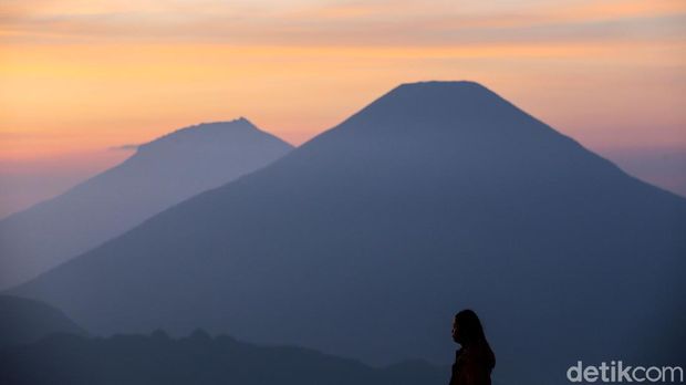 Lansekap Gunung Sindoro dan Gunung Sumbing terlihat sangat mempesona dari Gunung Prau. Momen matahari terbit pun seakan membuat nuansa menjadi romantis