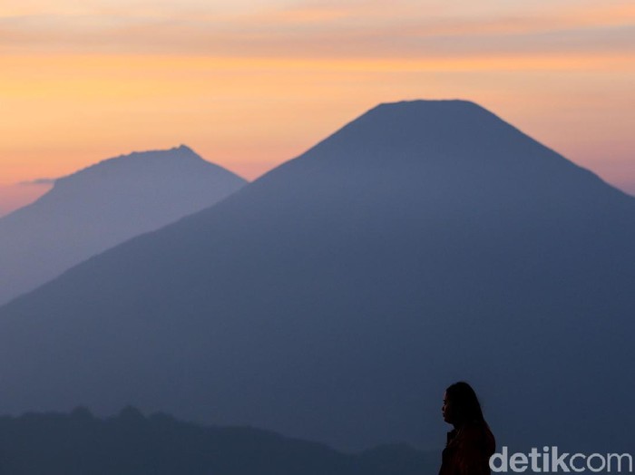 Lansekap Gunung Sindoro dan Gunung Sumbing terlihat sangat mempesona dari Gunung Prau. Momen matahari terbit pun seakan membuat nuansa menjadi romantis
