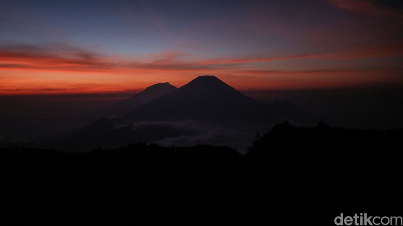 Lansekap Gunung Sindoro dan Gunung Sumbing terlihat sangat mempesona dari Gunung Prau. Momen matahari terbit pun seakan membuat nuansa menjadi romantis