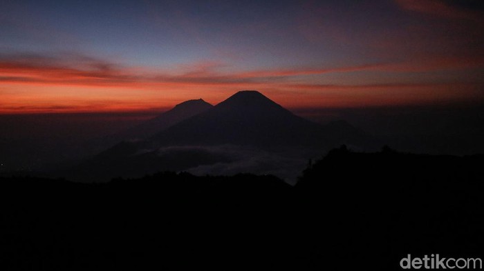 Menikmati Sunrise yang Mempesona Dari Prau Lansekap Gunung Sindoro dan Gunung Sumbing terlihat sangat mempesona dari Gunung Prau. Momen matahari terbit pun seakan membuat nuansa menjadi romantis