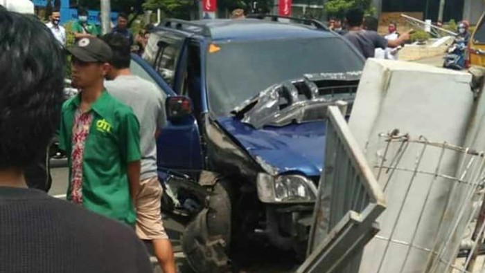 Minibus Tabrak Motor di Cimahi