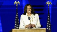 Sebelum Biden, Harris nampak lebih dahulu menaiki podium pidato. Harris mengenakan baju berwarna putih. Harris menyinggung soal demokrasi di AS dalam pidato kemenangannya. AP Photo/Andrew Harnik  