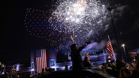 Kemunculan Harris di podium pidato kemenangan disambut riuh pendukungnya. Lokasi pidato kemenangan Biden-Haris dipadati pendukung mereka menggunakan atribut. AP Photo/Andrew Harnik  