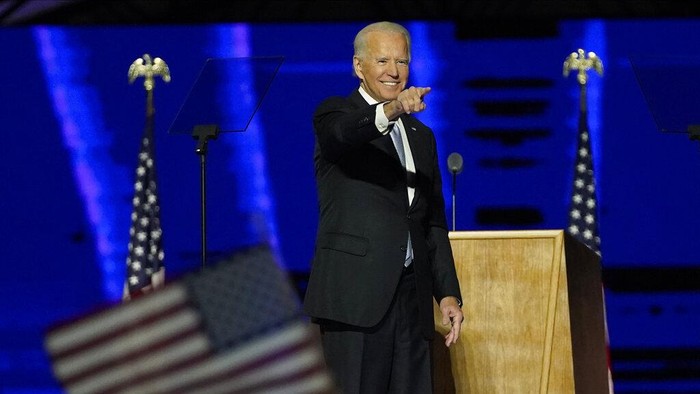Momen Biden-Harris Saat Pidato Kemenangan President-elect Joe Biden joins Vice President-elect Kamala Harris on stage Saturday, Nov. 7, 2020, in Wilmington, Del. (AP Photo/Andrew Harnik, Pool)