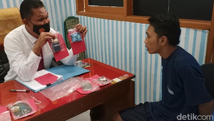Napi asimilasi Septian kembali ditangkap polisi gegara edarkan sabu di Kendal. Tersangka Septian saat dimintai keterangan penyidik Polres Kendal, Senin (9/11/2020).