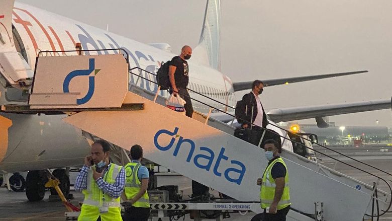 Para turis Israel turun dari pesawat FlyDubai yang mendarat di Dubai, Uni Emirat Arab Israeli tourists leave a flydubai plane which departed from Ben-Gurion International Airport in Tel Aviv and landed in Dubai, United Arab Emirates, Sunday, Nov. 8, 2020. The first flight carrying Israeli tourists to the UAE landed Sunday in the city-state of Dubai, the latest sign of the normalization deal reached between the two nations. (AP Photo/Malak Harb)