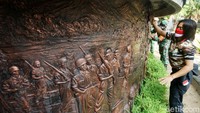 Tidak hanya patung Mayor Achmadi, relief di monumen tersebut juga dibersihkan.