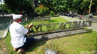 Para relawan membersihkan Monumen Mayor Achmadi di Jalan DI Panjaitan, Banjarsari, Solo, Jawa Tengah, Senin (09/11/2020).