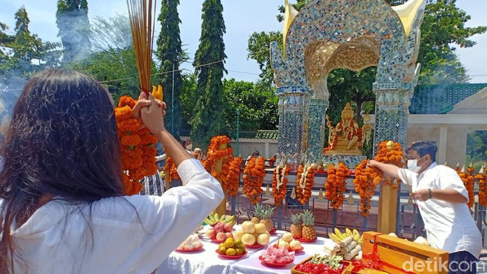 patung buddha empat muka