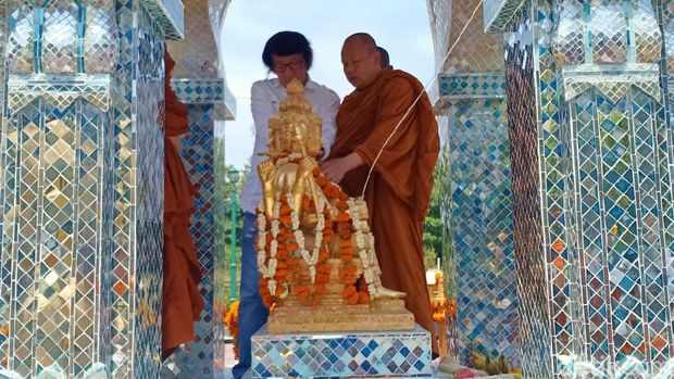 patung buddha empat muka