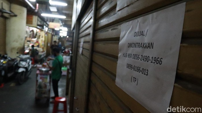 Pedagang di Pasar Baru Bandung menjual kiosnya karena sepi pengunjung imbas pandemi COVID-19.