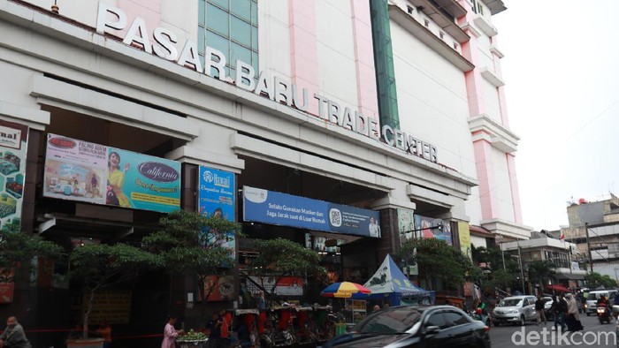 Sejumlah kios di Pasar Baru Trade Center Kota Bandung ditinggalkan para pemiliknya. Hal itu disebabkan perekonomian di Pasar Baru belum stabil akibat pandemi COVID-19.