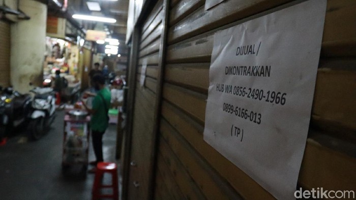 Pedagang di Pasar Baru Bandung Ramai-ramai Jual Kios Sejumlah kios di Pasar Baru Trade Center Kota Bandung ditinggalkan para pemiliknya. Hal itu disebabkan perekonomian di Pasar Baru belum stabil akibat pandemi COVID-19.