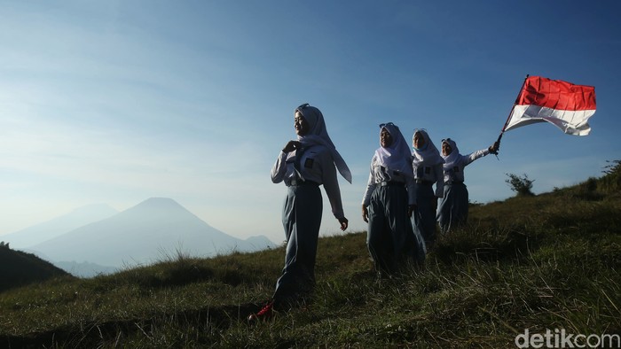 Gunung Prau di kawasan Dataran Tinggi Dieng menjadi incaran para pendaki, salah satunya pelajar SMA. Selain menikmati keindahan alam, mereka juga mengibarkan bendera merah putih.