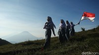 Pelajar asal Banjarnegara ini mengibarkan bendera merah putih dengan latar gunung Sindoro dan Sumbing. 