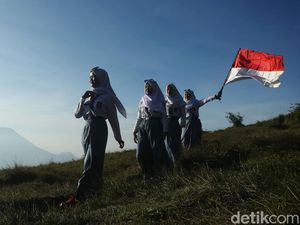 Semangat Siswa SMA Kibarkan Merah Putih di Puncak Gunung Prau