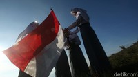 Pengibaran bendera dilakukan sebagai bentuk kecintaan terhadap NKRI.