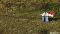 Para pelajar SMA itu juga berswafoto di gunung yang memiliki ketinggian 2.565 mdpl tersebut.