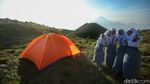 Semangat Siswa SMA Kibarkan Merah Putih di Puncak Gunung Prau