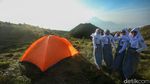 Semangat Siswa SMA Kibarkan Merah Putih di Puncak Gunung Prau