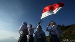 Semangat Siswa SMA Kibarkan Merah Putih di Puncak Gunung Prau