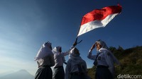 Sejumlah siswa SMA di Banjarnegara mengibarkan bendera merah putih di puncak Gunung Prau yang terletak di kawasan Dataran Tinggi Dieng, Jawa Tengah, Sabtu (7/11/2020) lalu.