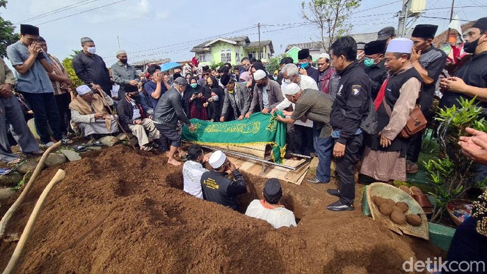 Pemakaman Gatot Brajamusti.