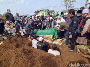 Video Isak Tangis Keluarga Iringi Pemakaman Gatot Brajamusti