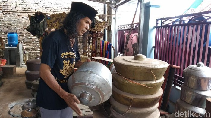 Pembuat gamelan di Majalengka bertahan di tengah pandemi