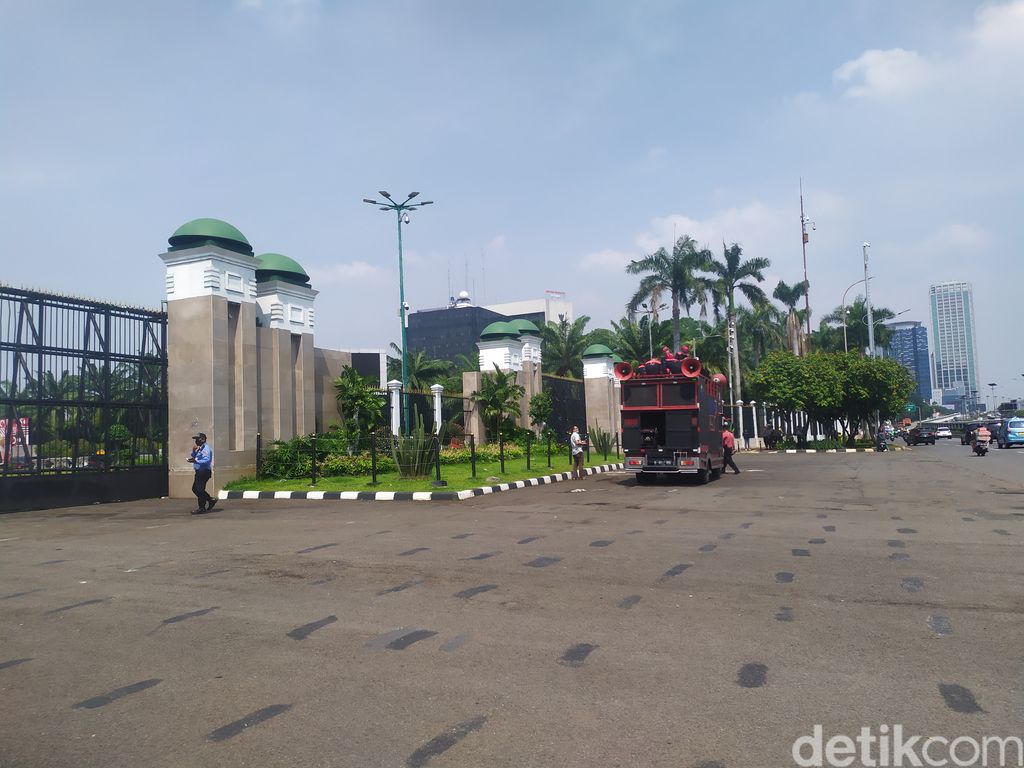 Pengamanan gedung DPR jelang demo buruh 9 November 2020. (Luqman NA/detikcom)