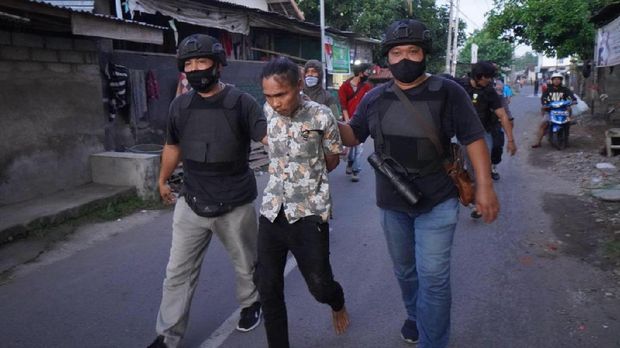 Polisi membawa satu tersangka kelompok begal di Mataram, NTB