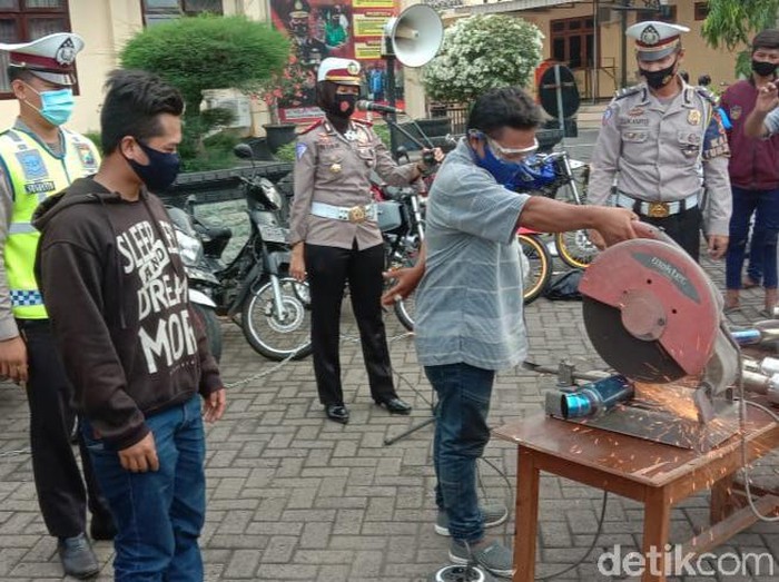 Polisi Musnahkan Belasan Knalpot Brong