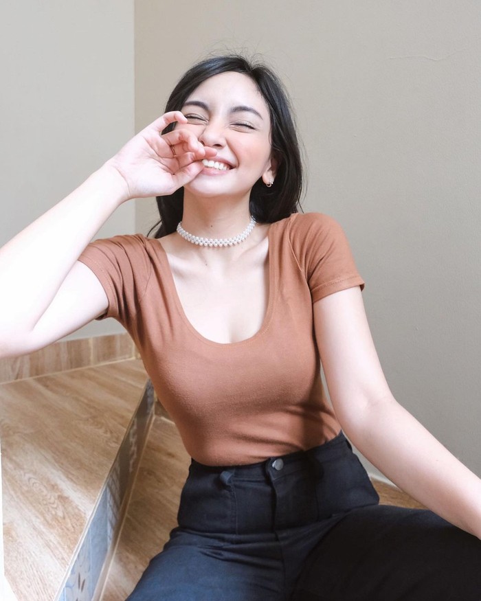 Valerie Tifanka Pose di Instagram, Ada yang Mulus Tapi Bukan Jalanan