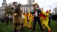 Seorang pengunjuk rasa berpakaian seperti Presiden AS Donald Trump bergabung dengan ratusan pengunjuk rasa anti-lockdown dan anti-Trump untuk demonstrasi melawan tindakan penguncian virus Corona yang diselenggarakan oleh Save Our Rights UK di London, Inggris. Getty Images/Peter Summers  