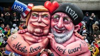 Kendaraan hias dengan patung yang menggambarkan Presiden AS Donald Trump, dan Hassan Rouhani, Presiden Iran, saat karnaval bertopik politik di Jerman. Getty Images/Lukas Schulze  