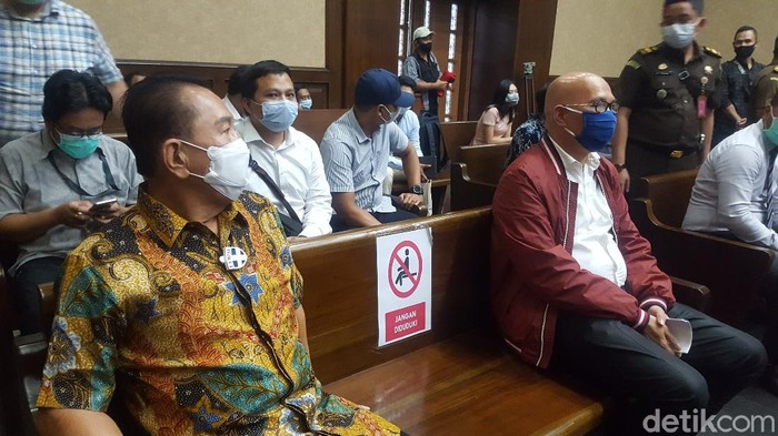 Rahmat berjaket merah duduk di sebelah Djoko Tjandra (Zunita Amalia Putri/detikcom)