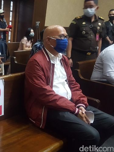 Rahmat berjaket merah duduk di sebelah Djoko Tjandra (Zunita Amalia Putri/detikcom)