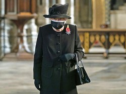 Momen Langka, Ratu Elizabeth II Perdana Pakai Masker saat Pandemi