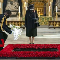 Sudah menjadi tradisi bagi keluarga Kerajaan Inggris untuk melakukan prosesi ini. Jatuh pada setiap Minggu kedua November, Remembrance Sunday diperingati untuk mengenang jasa para pria dan wanita Inggris yang wafat dalam Perang Dunia I dan II. (Foto: AP/Aaron Chown)