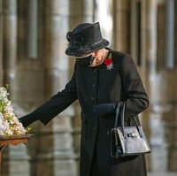 Dalam kesempatan tersebut, nenek Pangeran William dan Harry ini melakukan prosesi peletakan serangkai bunga di batu nisan Prajurit Tak Dikenal. (Foto: AP/Aaron Chown)