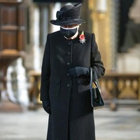 Ratu Elizabeth II menggunakan busana serba hitam. Ikut menemani pakaiannya, sepatu, topi dan hand bag senada. (Foto: AP/Aaron Chown)