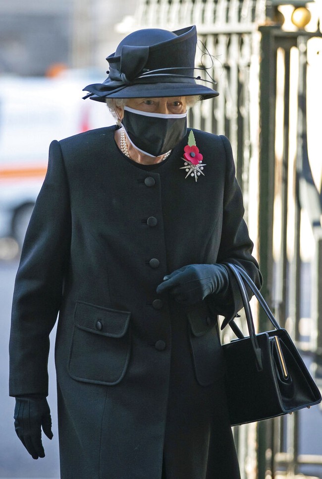 Ratu Elizabeth II menghadiri seremoni Remembrance Sunday di gereja Westminster Abbey, London, Inggris, pada Minggu (8/11/2020). Ada yang berbeda dari penampilan Ratu Elizabeth II kali ini. Untuk pertama kalinya, ia menggunakan masker di hadapan publik. (Foto: AP/Aaron Chown)