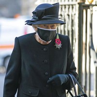 Ratu Elizabeth II menghadiri seremoni Remembrance Sunday di gereja Westminster Abbey, London, Inggris, pada Minggu (8/11/2020). Ada yang berbeda dari penampilan Ratu Elizabeth II kali ini. Untuk pertama kalinya, ia menggunakan masker di hadapan publik. (Foto: AP/Aaron Chown)