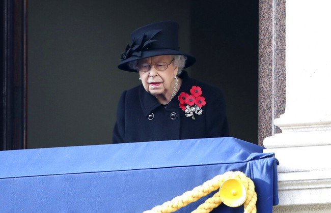 Seremoni Remembrance Sunday lalu berlanjut di Foreign Office. Kali ini, Ratu muncul tanpa masker. (Foto: AP/Peter Nicholls)