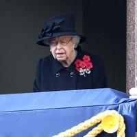 Seremoni Remembrance Sunday lalu berlanjut di Foreign Office. Kali ini, Ratu muncul tanpa masker. (Foto: AP/Peter Nicholls)