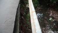 Kondisi kerusakan jalan raya Kali Krukut tidak hanya disatu titik saja, namun tersebar di sejumlah titik.