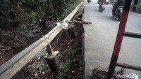 Kondisi rusak jalan raya Kali Krukut sampai saat ini belum diperbaiki mengingat musim penghujan sudah datang.